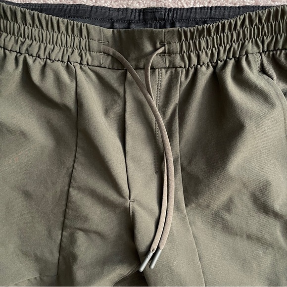 Lululemon License to Train Jogger / Size Medium - Picture 3 of 5